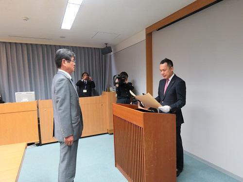 三重県知事から褒状を受け取る井上社長