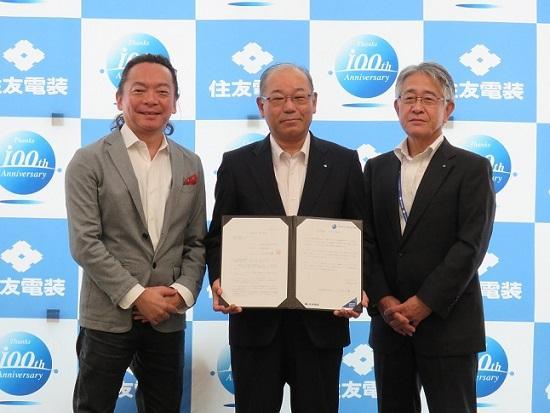 加盟式の様子　FJ：安藤代表理事（左）、当社：川井社長（中央）、東専務（右）